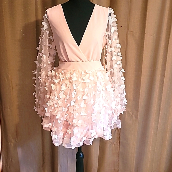 Dresses & Skirts - Long sleeve light pink butterfly dress